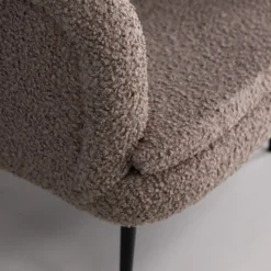 Fåtölj Vind Nordkoster Mörkbeige Teddytyg & Ben i Svart Stål