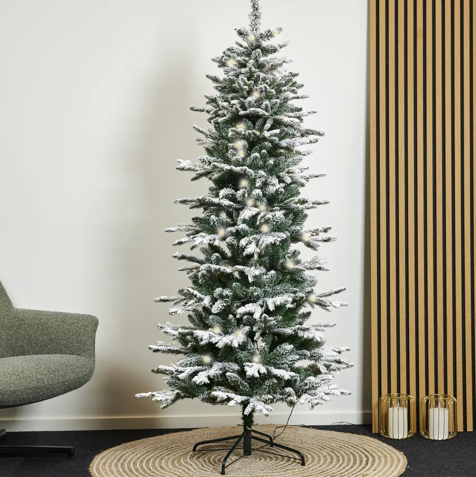 Plastgran Nordic Winter Smal Julgran med Snö 180x86 cm med LED-Belysning