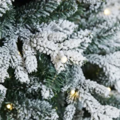 Plastgran Nordic Winter Smal Julgran med Snö 180x86 cm med LED-Belysning