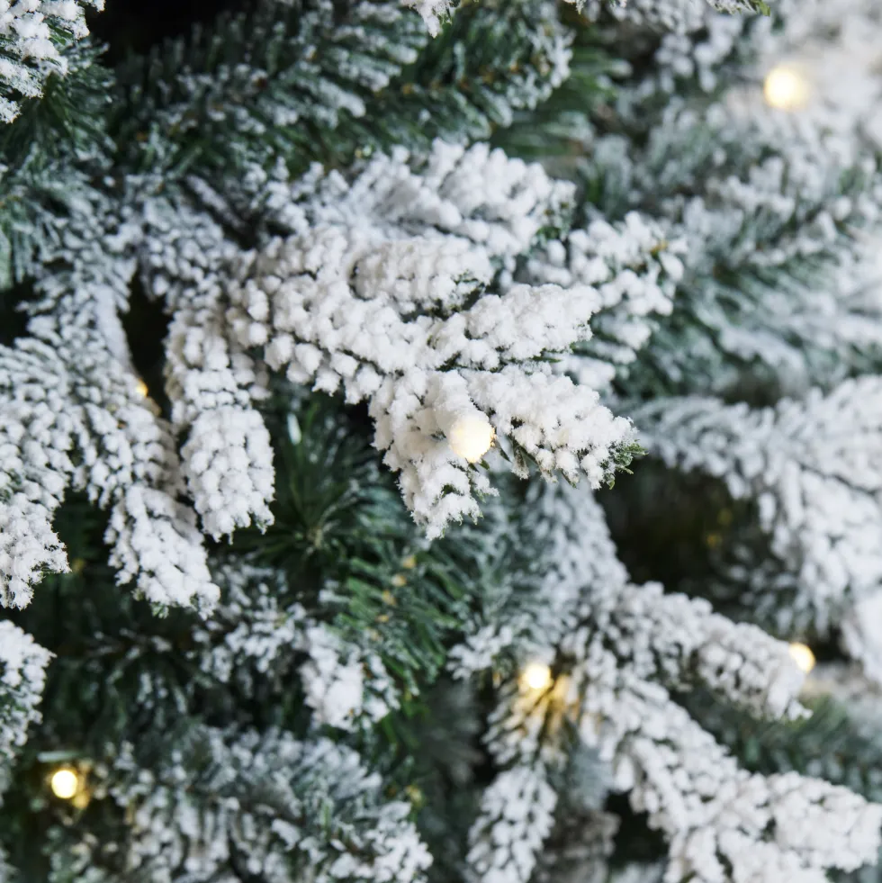 Plastgran Nordic Winter Smal Julgran med Snö 180x86 cm med LED-Belysning
